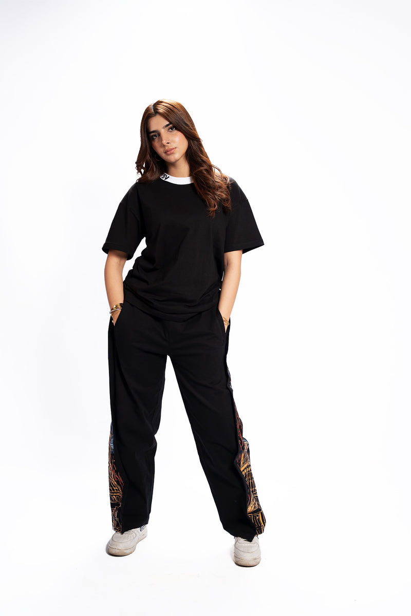 Monochrome Flow – Black Oversized Tee Women